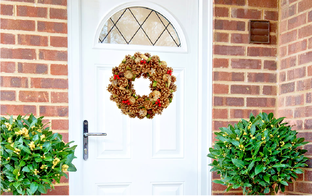 Large Traditional Christmas Door Wreath - Pine Cones Garland Decorations 38cm