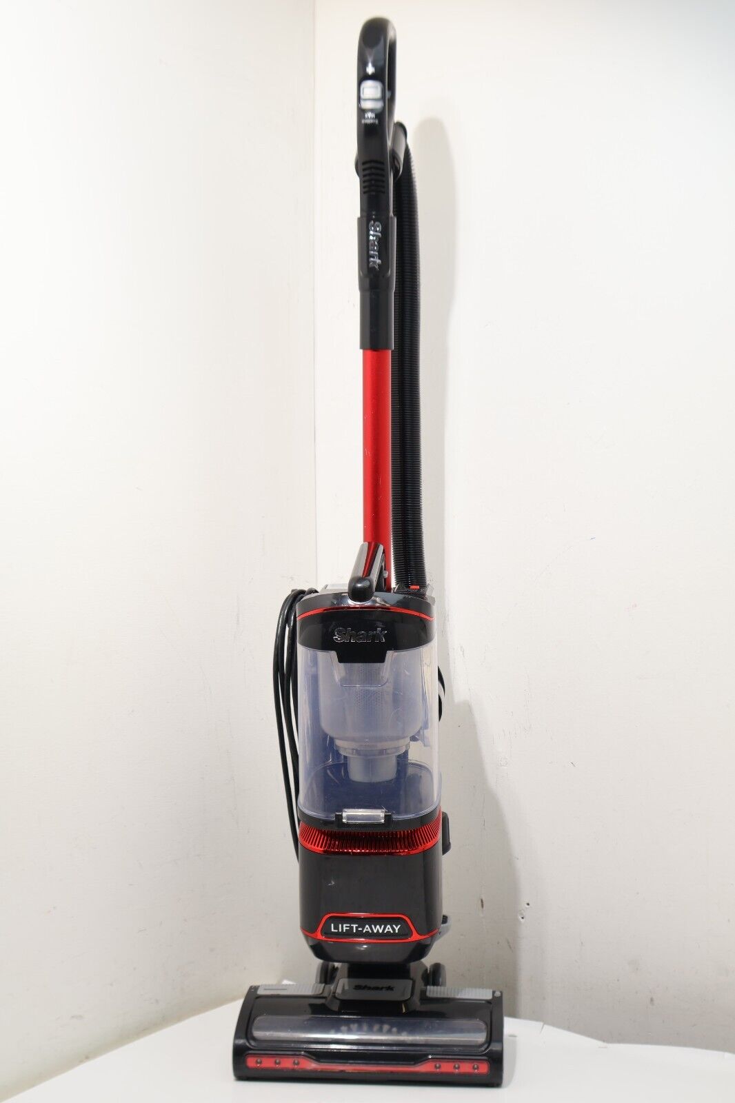 Shark NV602UK Lift-Away Allergy Corded Vacuum Cleaner (14937/A5B7)